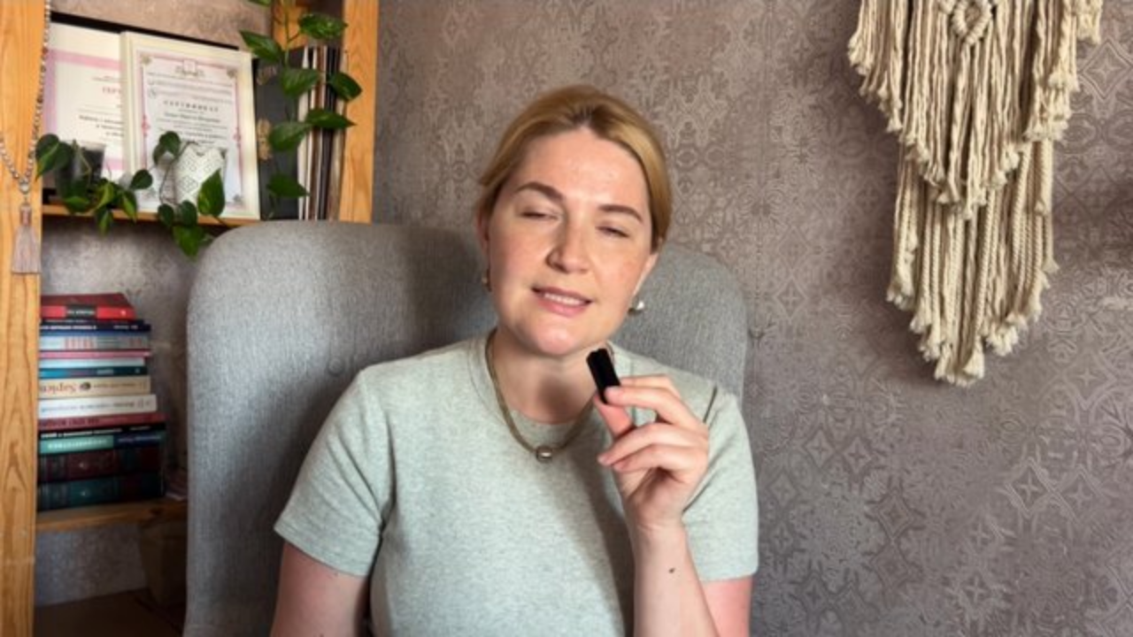 Он всё время говорит "Мне всё равно"...